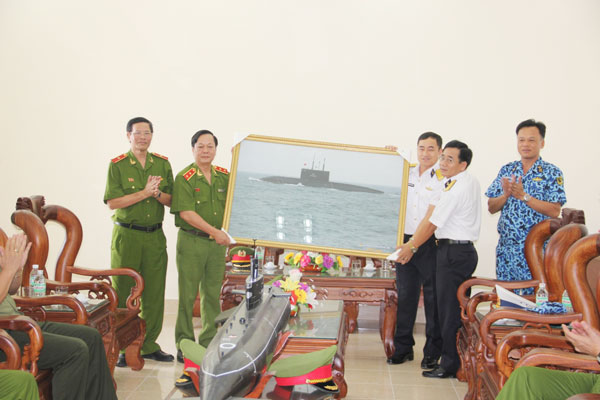 Đoàn thăm và tặng quà tại Lữ đoàn tàu ngầm 189